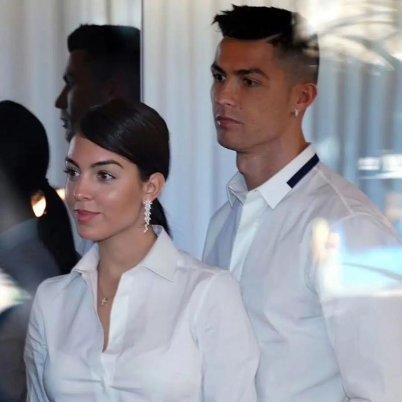 小特朗普与女友合影C罗乔治娜:永远不知道会在椭圆形办公室遇到谁