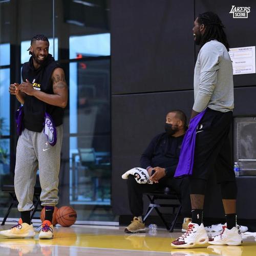 厉兵秣马！湖人官推晒球队训练照：整周都在训练