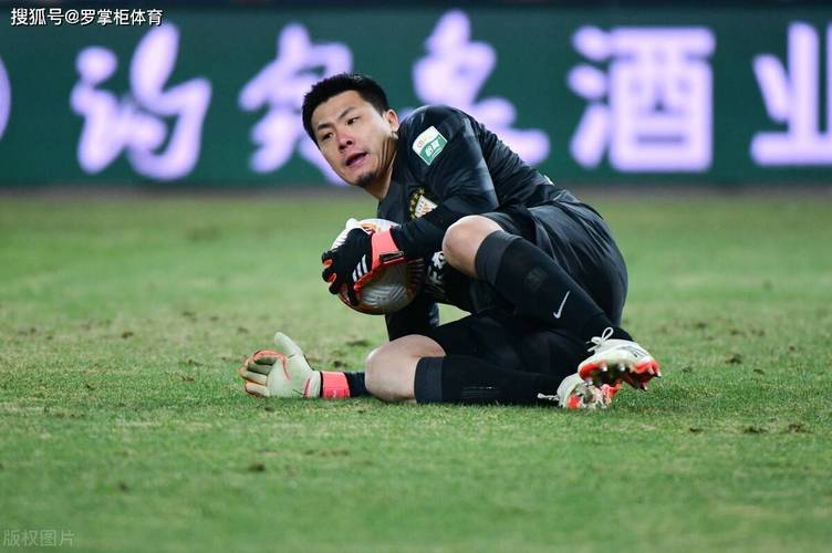 王大雷扑点！裁判看VAR后判三镇获点，图多列点射被王大雷扑出！