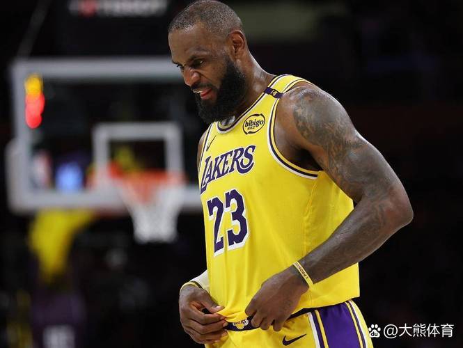 转型射手！摄影师晒詹姆斯加练投篮 三分线外一圈连中十几记