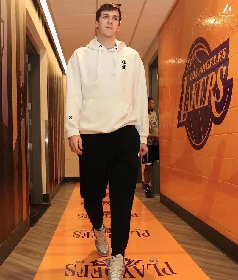 支持主队！湖人官推晒Snoop Dogg造访球队训练馆组图