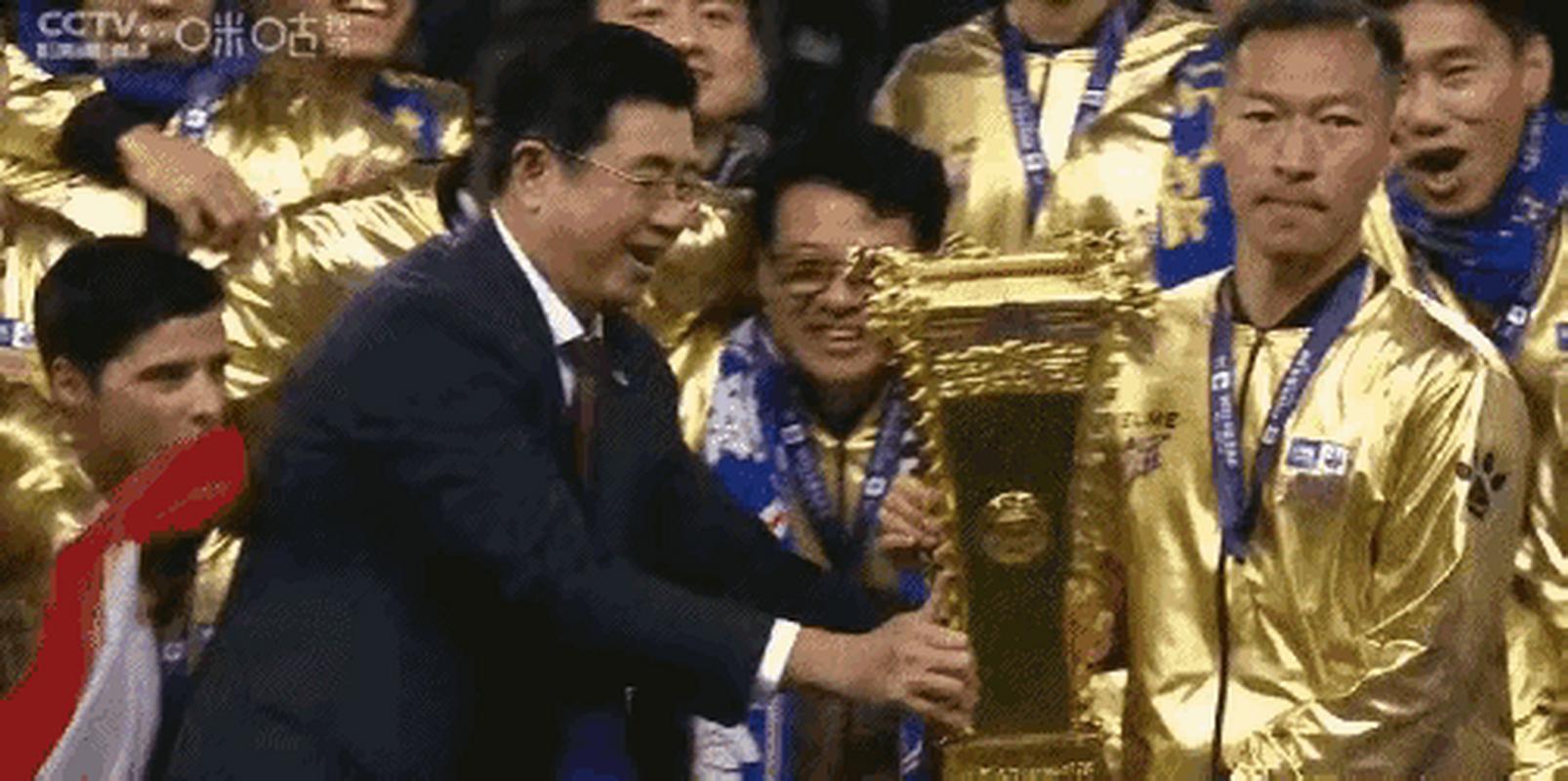 奥斯卡祝贺海港夺冠：祝贺所有我的队友、朋友和球迷们🏆