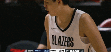 开拓者队医生日 杨瀚森好像快教会队友中文版生日歌了😂