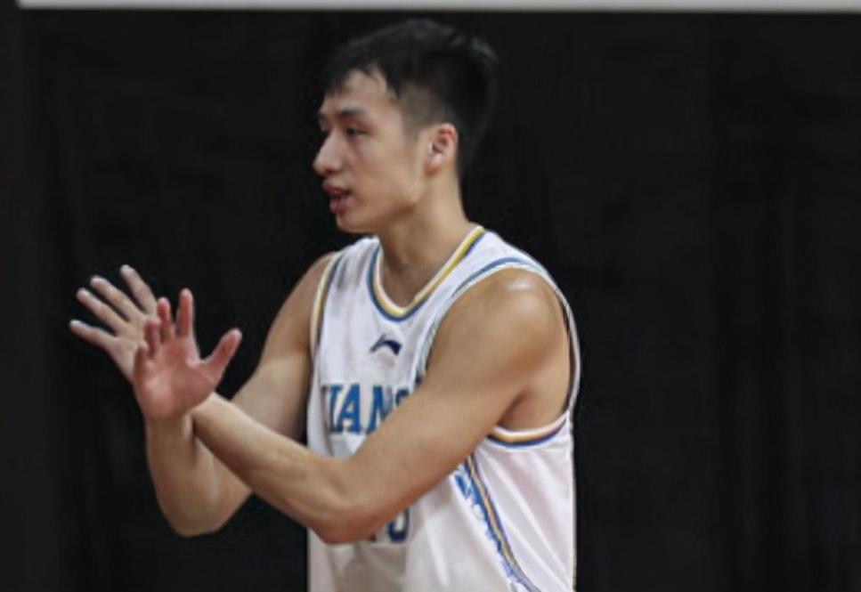 郑祺龙参加CBA体测 摸高超越测试器上限直接获得满分