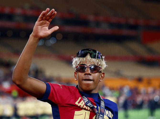 “戒色”有用！亚马尔精彩助攻双响：神级外脚背+连过三人直塞