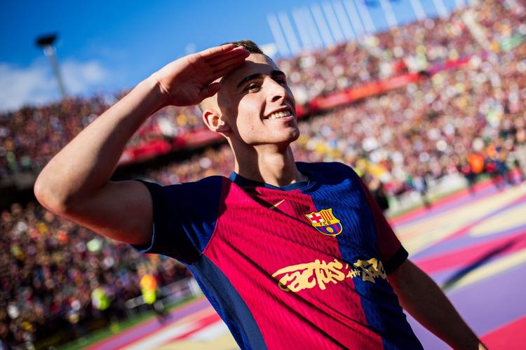 费尔明社媒晒庆祝照：多么精彩的回家之战，在诺坎普进球如同做梦