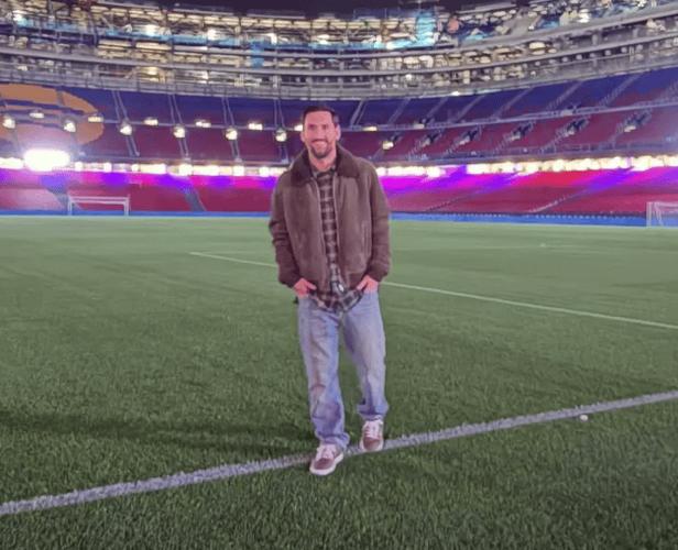 开场建功！莱万社媒晒庆祝照：你好诺坎普！回家的感觉真棒