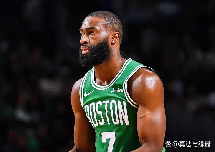 开局就热！杰伦·布朗首节6投3中 贡献9分3篮板3助攻1抢断