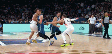 🥲克莱底角三分瞄了一眼 竟然打到了篮板侧沿