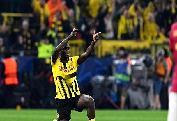 神锋！翁达夫停球转身扫射上演帽子戏法！斯图加特3-3追平多特