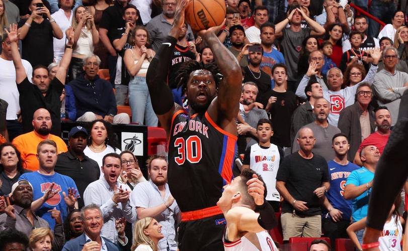 极限操作！双方争抢篮板人仰马翻 兰德尔鱼跃拿球人群中喊暂停！