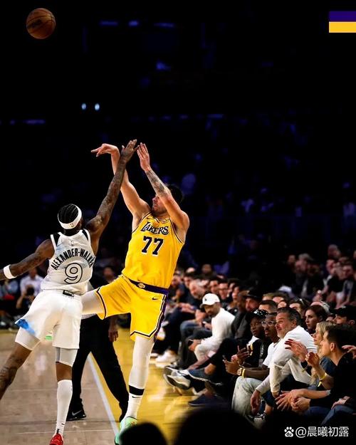 我一人打一队！爱德华兹第三节9中7怒轰19分 太阳全队才19分