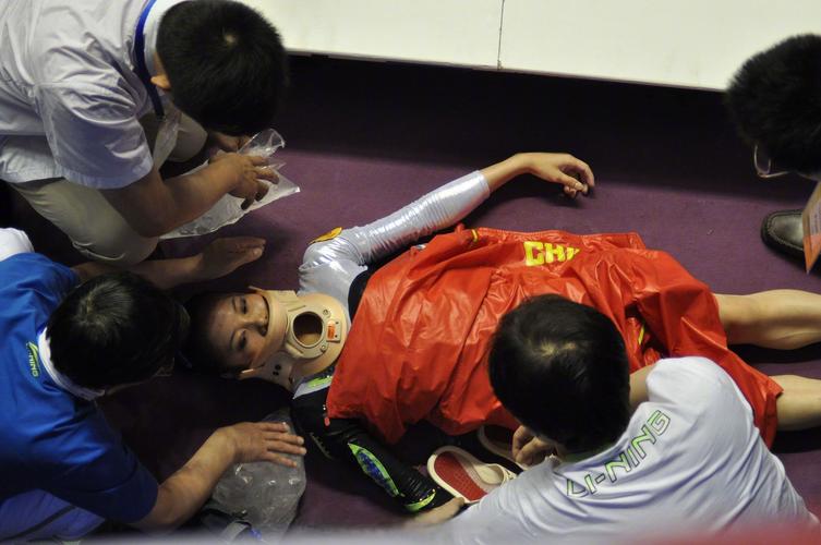 意料之外！沙梅特挤掩护撞到小卡特 自己胳膊受伤痛苦离场