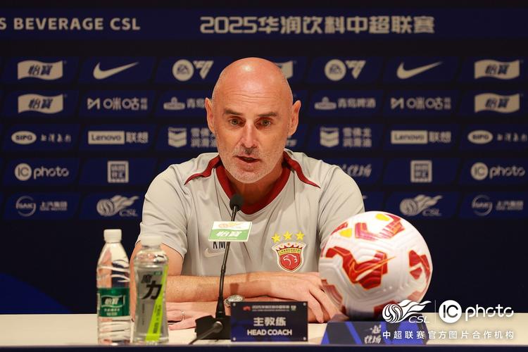 记者：海港最要紧任务是续约穆斯卡特，夺冠不续约说不过去