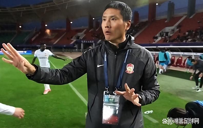 西海岸为邵佳一举办告别仪式，邵佳一绕场一周感谢球迷