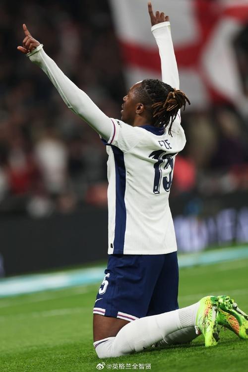 场边见证队友戴帽！加布社媒晒身穿埃泽球衣旧照：🤷🏽‍♂️