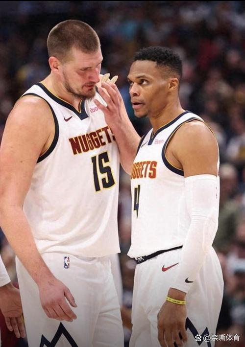 上赛季都是队友！威少赛后与布劳恩等前队友拥抱交流