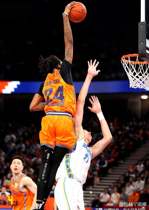 抢分高手！塞克斯顿突破多人防守上反篮打成2+1 黄蜂一波10-0