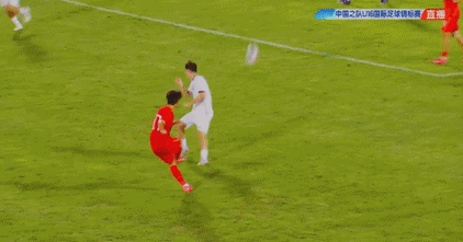 场下还是非常友好！U16国足球员主动上前安慰，将对手拉起