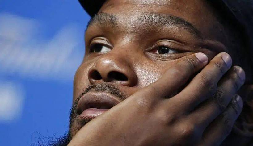 重口味小帅！杜兰特离场前将抠出的鼻屎送给场边球迷