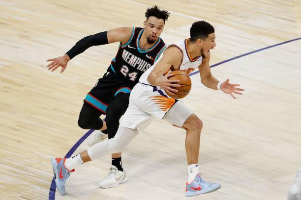 打铁兄弟！首节狄龙9中2拿5分 布克6中1得4分