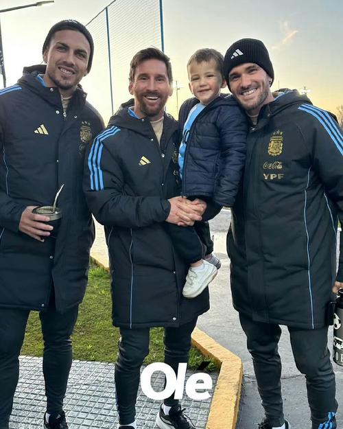 大胜晋级！德保罗社媒晒与梅西拥抱合影：再进一步🩷🩷