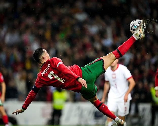 球迷花式赞美C罗倒钩：改写物理定律 按下时间按钮！还有谁？