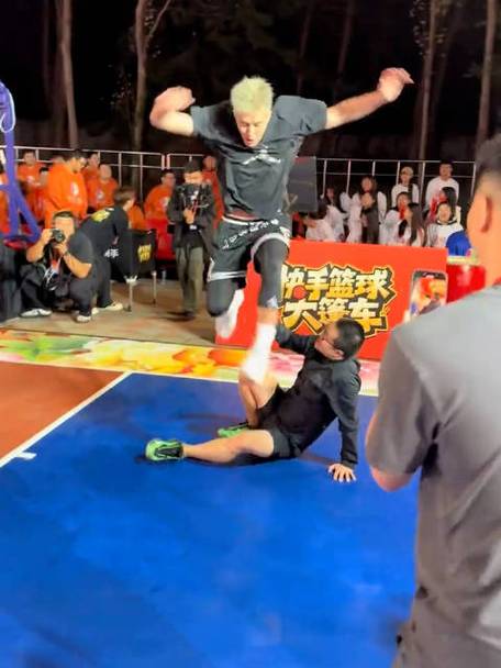 被青春暴揍?说唱歌手揽佬晒出与追梦合影:格林 我的青春!