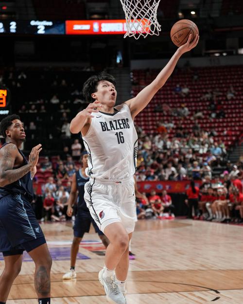 半场战报-杨瀚森未出场 格兰特22分 开拓者领先雄鹿12分