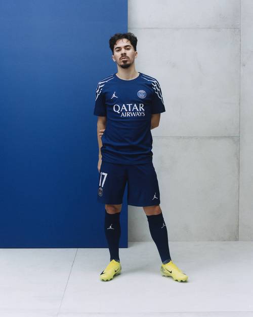 巴黎公布本赛季第四款球衣：黑色主调，搭配炭灰色和玫瑰色渐变