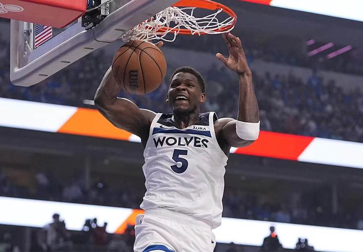 存在感很强！爱德华兹上半场12中7&三分6中3砍下17+2+3+2+1