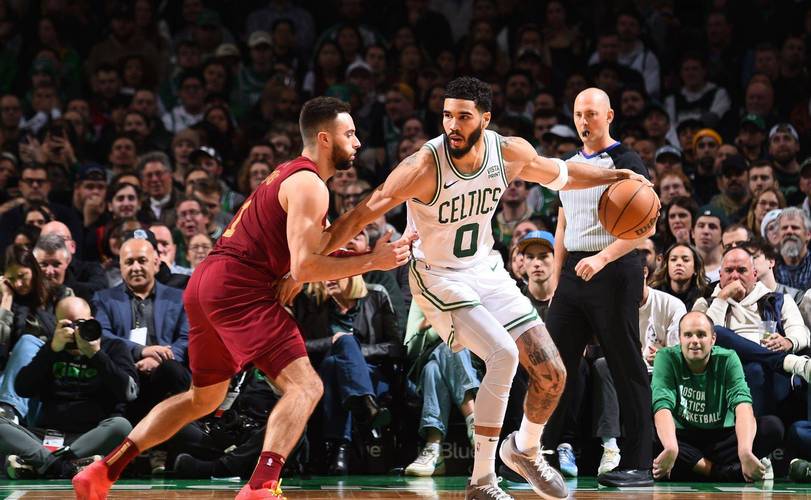 终于发力！米切尔连续两记接球三分命中 骑士追到仅差4分！