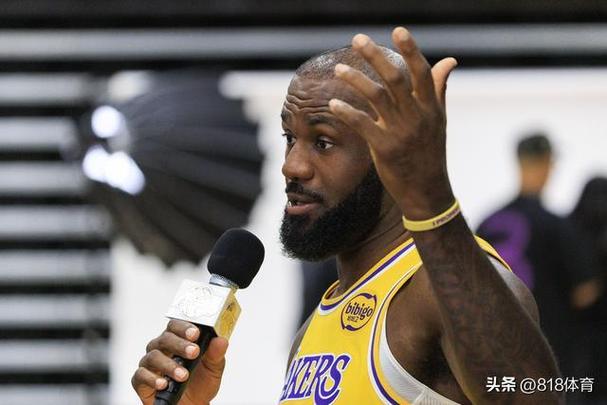 苏群：湖人本赛季是过渡期&詹姆斯不做第一核心了 他要评奖有点悬