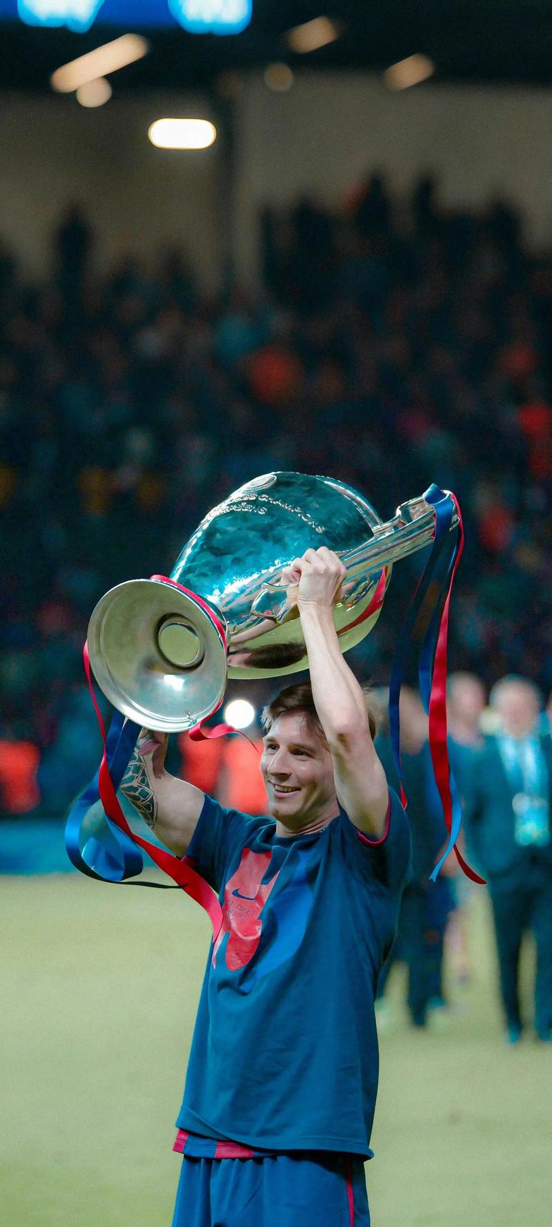 库库昔日在巴萨甚至踢不上球！当时左路有阿尔巴，与梅西配合默契