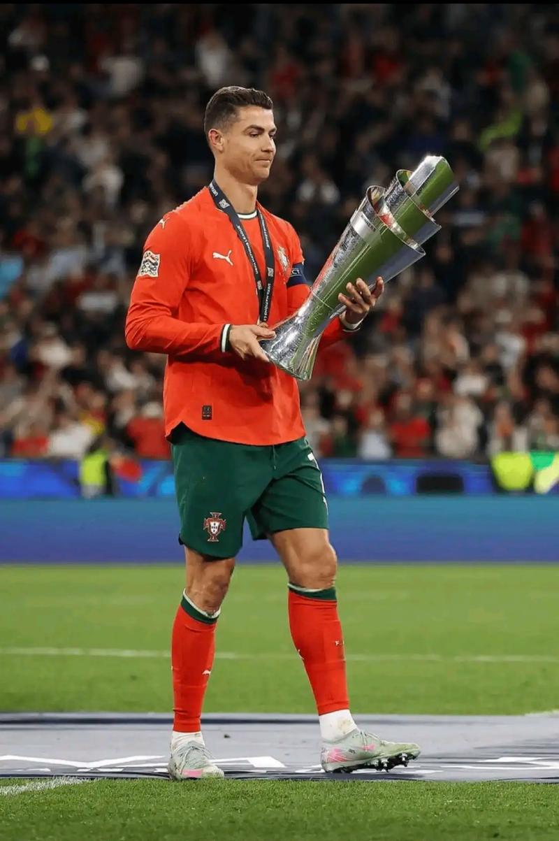 葡萄牙中场米德当选U17世界杯MVP，哈维为其颁奖