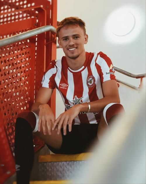 鲁尼：喜欢吃一种咖喱味泡面和薯片，英超首秀前吃了份麦香鸡套餐