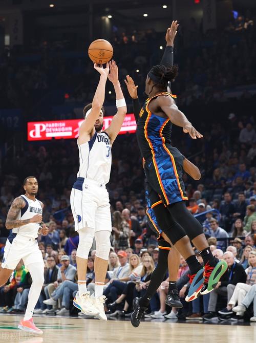 自己来吧！克莱面对两人防守 连续假动作后干拔三分飚中