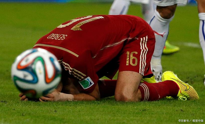 给跪了😫姆巴佩兜射微微偏出错失绝杀，阿隆索跪地低头沉思